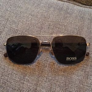 Gorgeous Hugo Boss Men’s Aviator Sunglasses